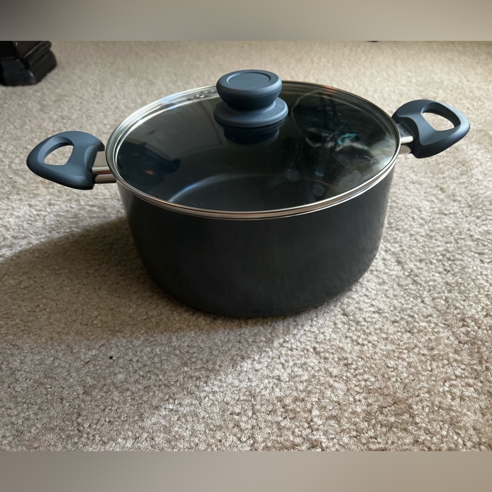 Basic Essentials | Non-Stick Aluminum | 5-qt. covered Dutch oven